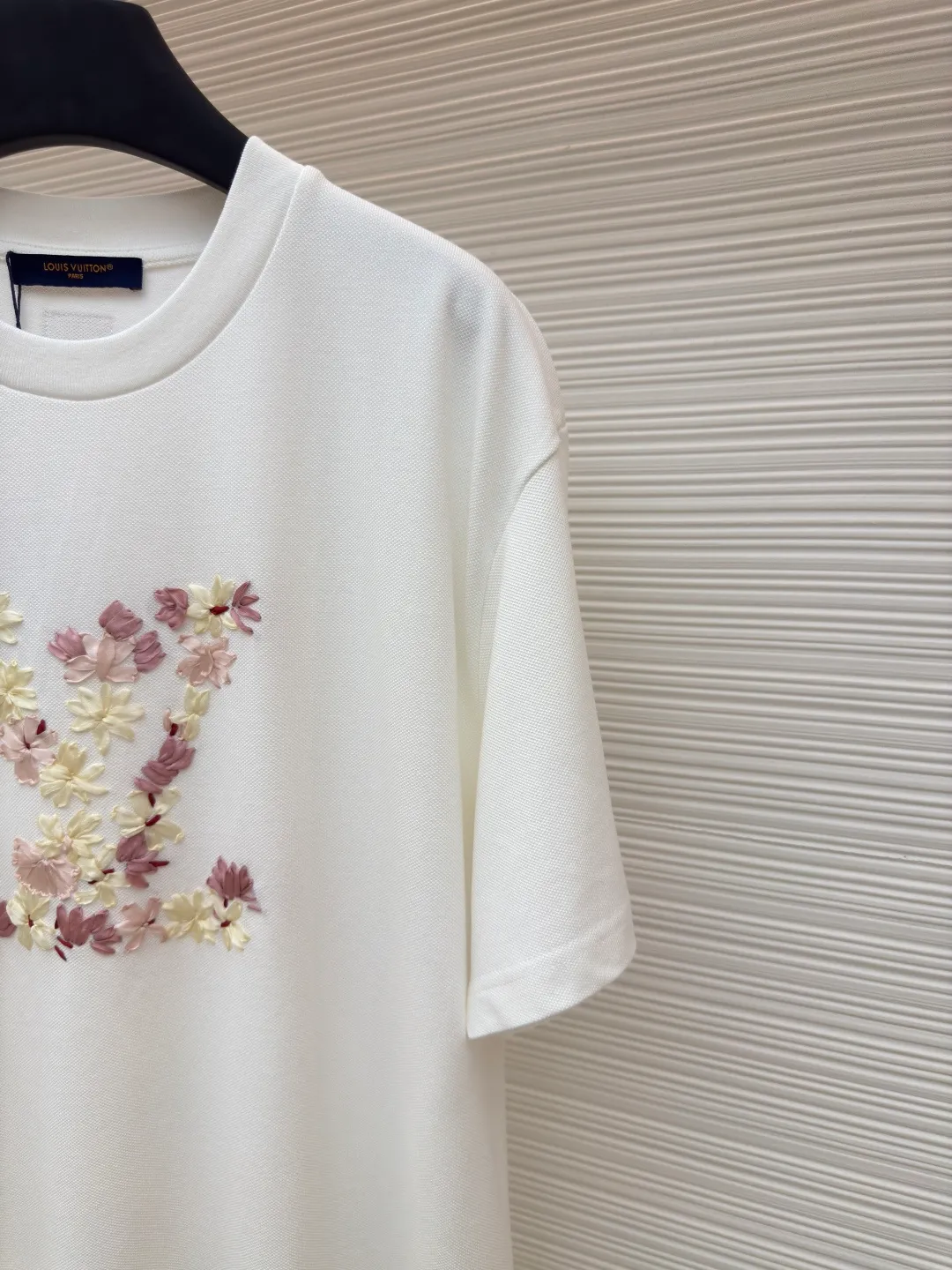 LOUIS VUITTON Ribbon Sakura Round Neck Short Sleeves ●Authentic product: purchased and developed by 13699 ●Item number: 1680199-A90 ●Fabric: pique cotton fabric ●Technology: embroidery production ●Version: fitted version ●Weight: about 360 grams ●Size: XS-S-M-L ●Description: 32S single yarn pique shirt fabric, 250g; matched with 32S double yarn stretcher thread, 320g. Comes with custom knitted flat machine thread. The fabric is made of high-quality cotton yarn with a yarn count of 32, which has high density and softness. Pure cotton yarn is used. This fabric has the natural advantages of pure cotton, which is soft and comfortable, has good hygroscopicity, and is not prone to static electricity. The pique structure is a special knitting method that forms a bead-like texture, giving the fabric surface a certain concavity and breathability. The texture of the paper bead gauze also makes the fabric more layered and three-dimensional, presenting a soft and textured appearance. The front ribbon logo embroidery is purely hand-positioned and produced. The logo pattern created by the embroidery and the bright ribbon shows a unique fusion of craftsmanship and reflects the combination of traditional craftsmanship and modern trend aesthetics. The ribbon material you choose is custom-dyed, and the thin ribbons are stitched with high density to create a three-dimensional effect; the outlines of petals and branches and leaves are highlighted by closely arranged silk threads. The overall wiring is straight and delicate, the fabric is comfortable and soft, and the color is consistent without color difference. It can be matched with the same style to create a fashionable look and control various occasions. Customized accessories, complete with three standards, same style for men and women!